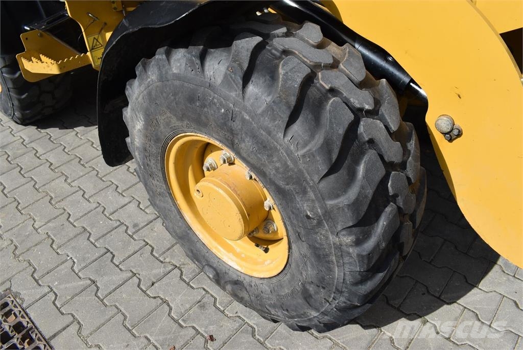 CAT 906M Gumikerekes homlokrakodók