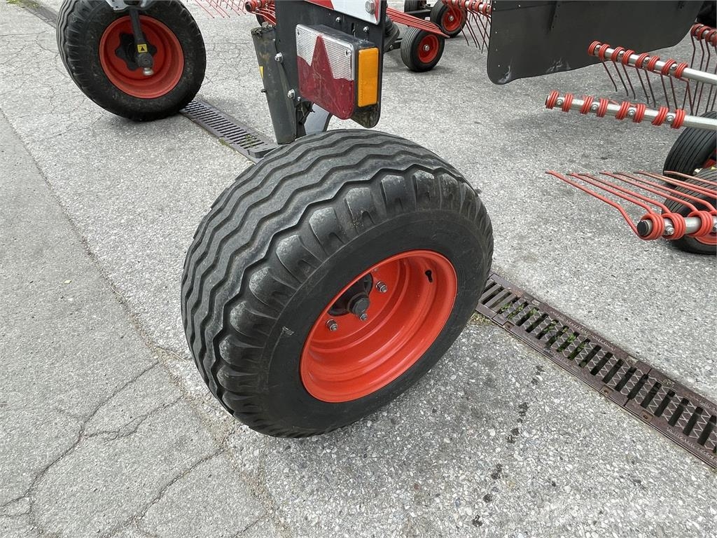 CLAAS Liner 2800 Zgrabljalniki