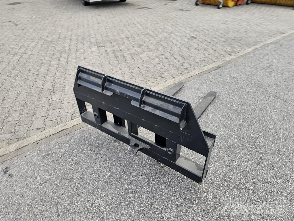 Dominator Paletten Gabel mit Ballenspieß Buchsen Kmetijstvo - drugo