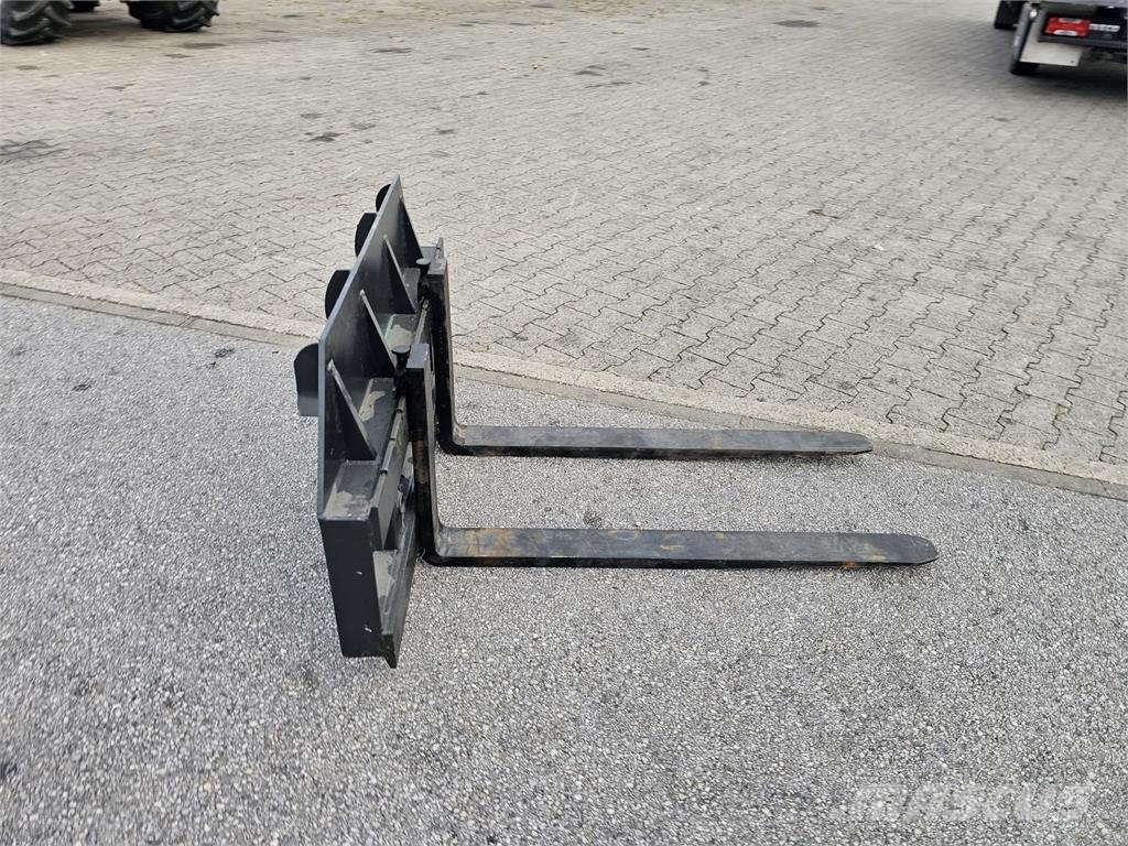 Dominator Paletten Gabel mit Ballenspieß Buchsen Kmetijstvo - drugo