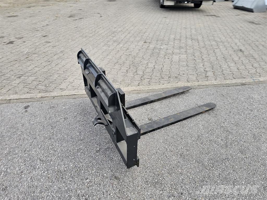 Dominator Paletten Gabel mit Ballenspieß Buchsen Kmetijstvo - drugo