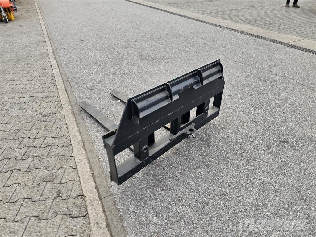 Dominator Paletten Gabel mit Ballenspieß Buchsen Kmetijstvo - drugo