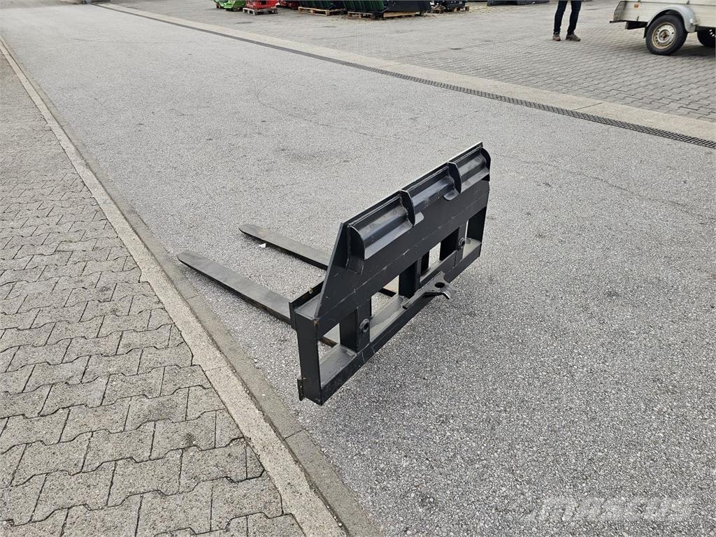 Dominator Paletten Gabel mit Ballenspieß Buchsen Kmetijstvo - drugo