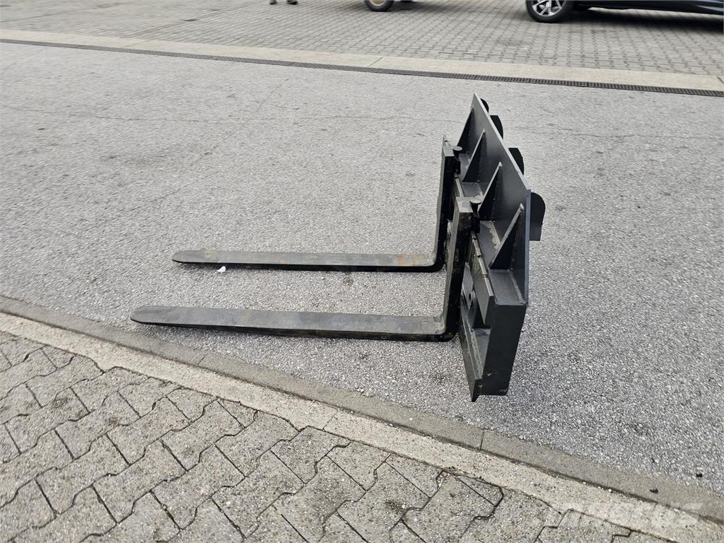 Dominator Paletten Gabel mit Ballenspieß Buchsen Kmetijstvo - drugo