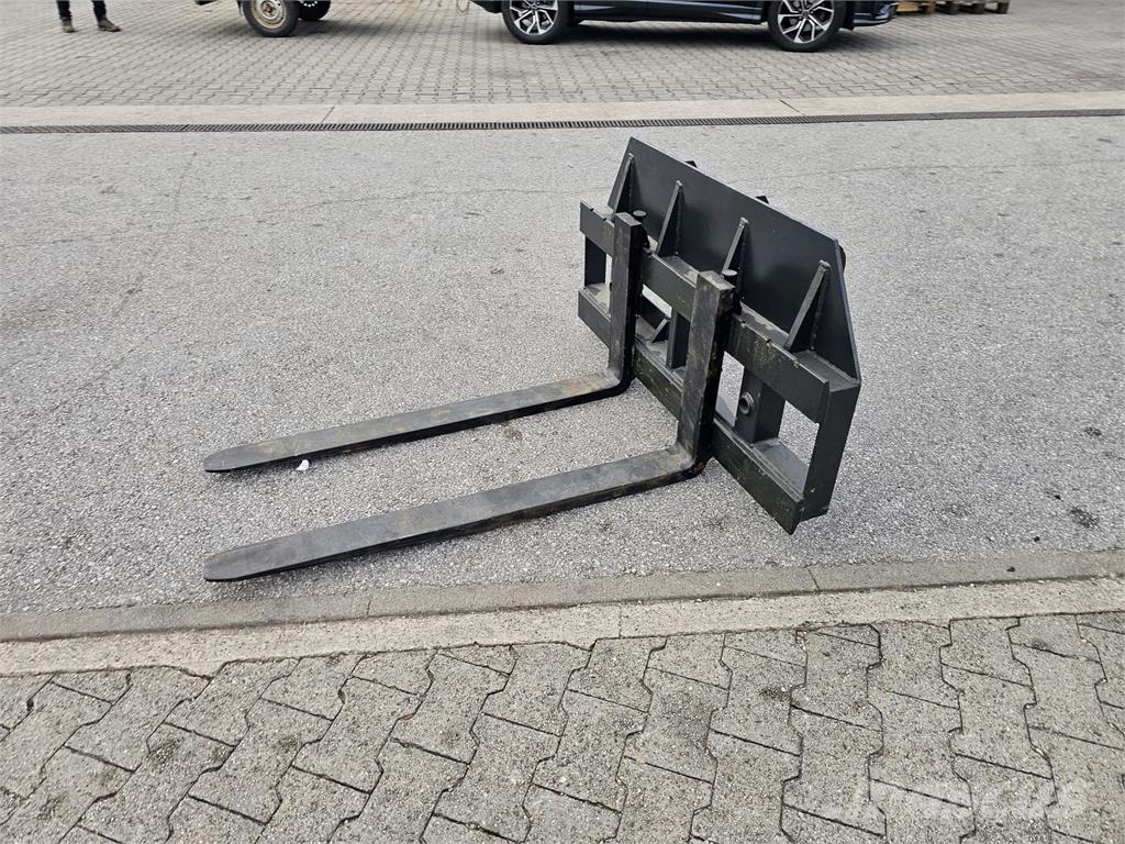 Dominator Paletten Gabel mit Ballenspieß Buchsen Kmetijstvo - drugo