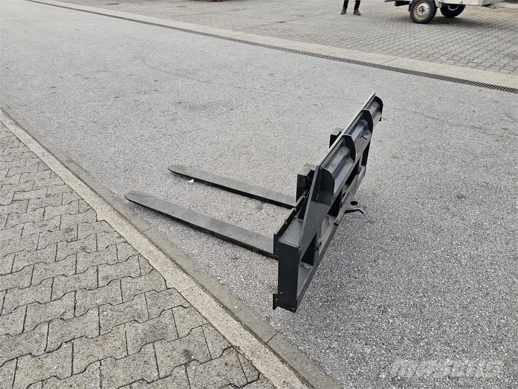 Dominator Paletten Gabel mit Ballenspieß Buchsen Kmetijstvo - drugo