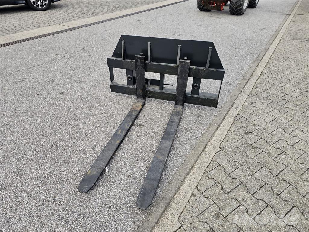 Dominator Paletten Gabel mit Ballenspieß Buchsen Kmetijstvo - drugo