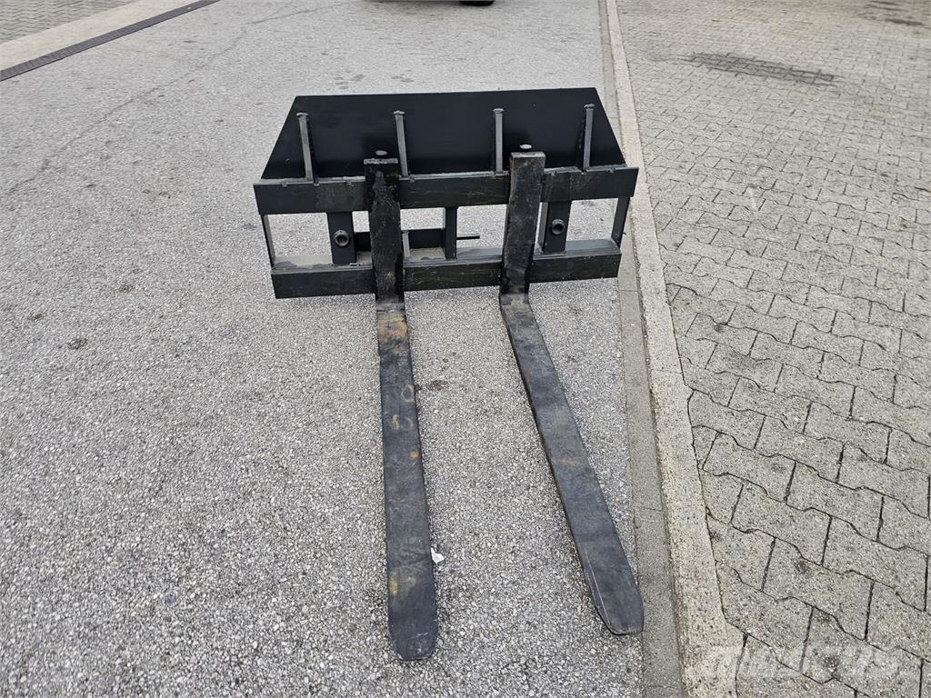 Dominator Paletten Gabel mit Ballenspieß Buchsen Kmetijstvo - drugo