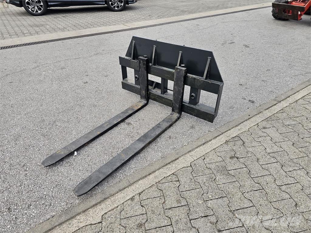 Dominator Paletten Gabel mit Ballenspieß Buchsen Kmetijstvo - drugo