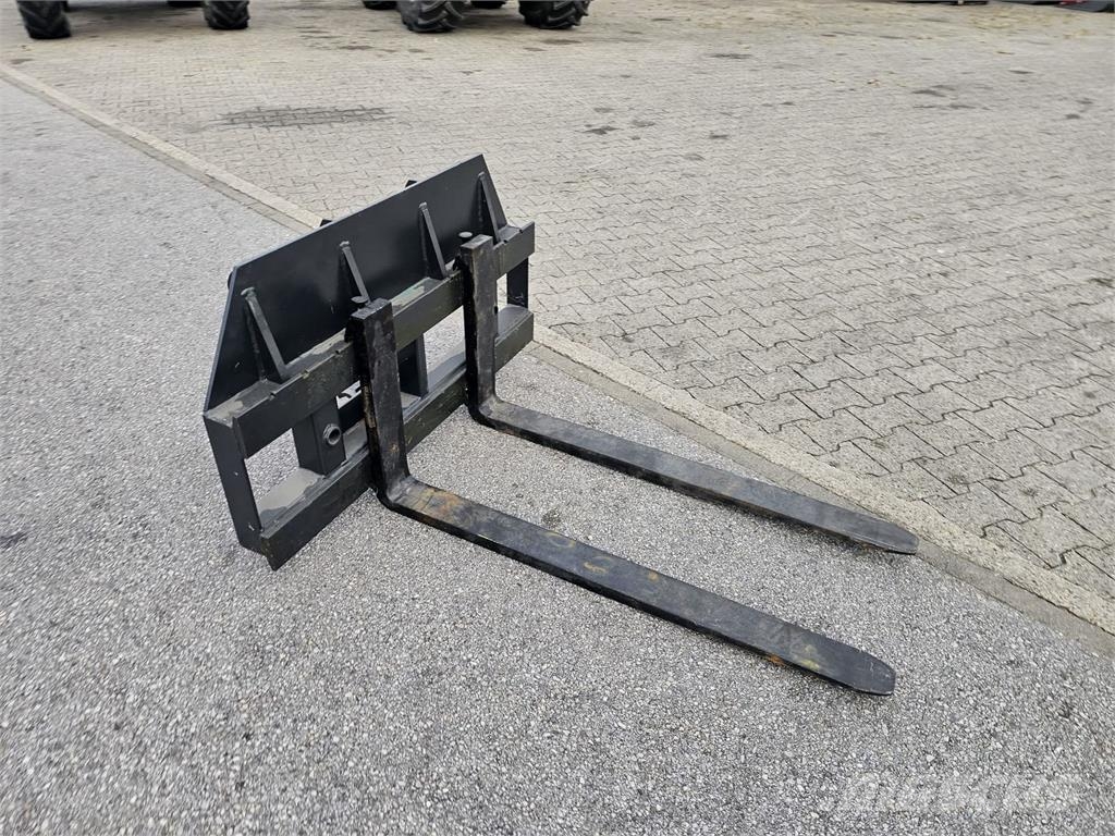 Dominator Paletten Gabel mit Ballenspieß Buchsen Kmetijstvo - drugo