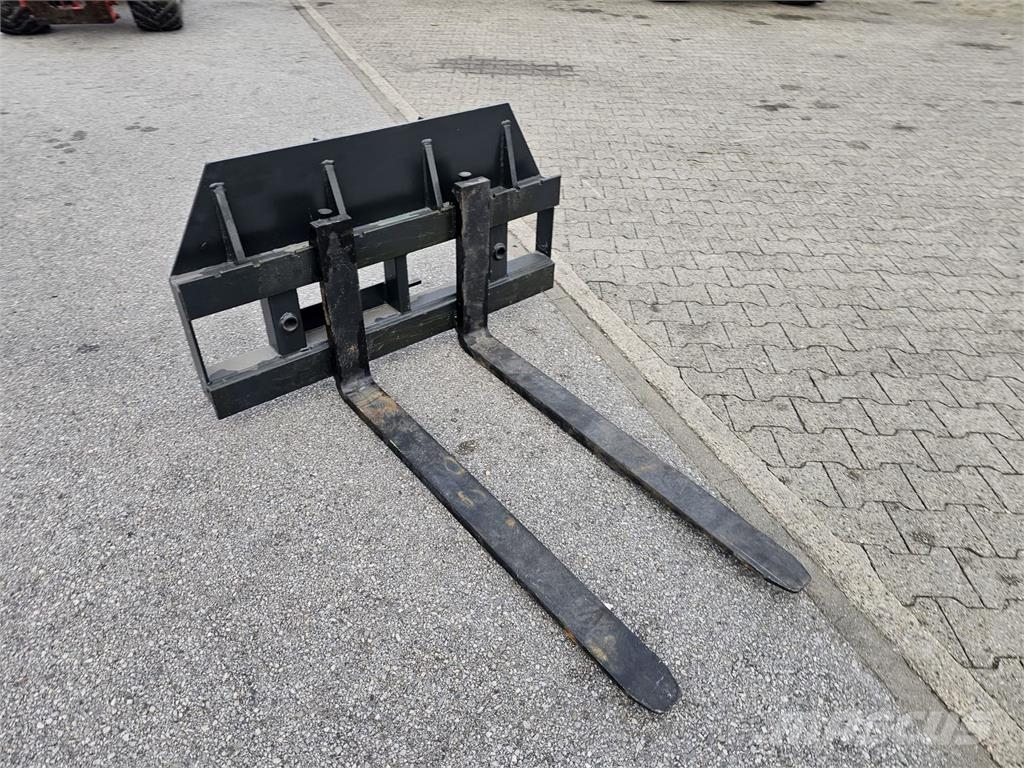 Dominator Paletten Gabel mit Ballenspieß Buchsen Kmetijstvo - drugo