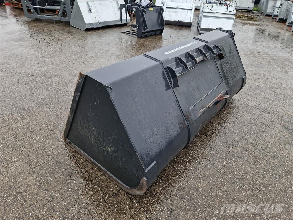 Dominator Volumenschaufel mit Fuchsaufnahme Landbrug - Andet