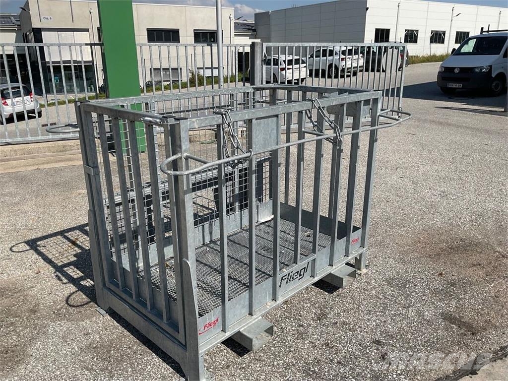 Fliegl Arbeitsbühne mit seitlichem Eingang vollverzinkt 农业机械-其他
