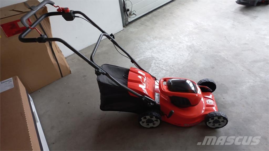 Husqvarna LC 137i Mauriņa traktors