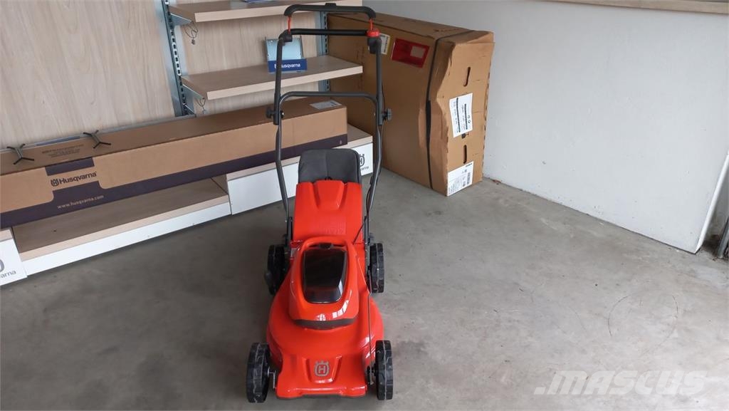 Husqvarna LC 137i Mauriņa traktors