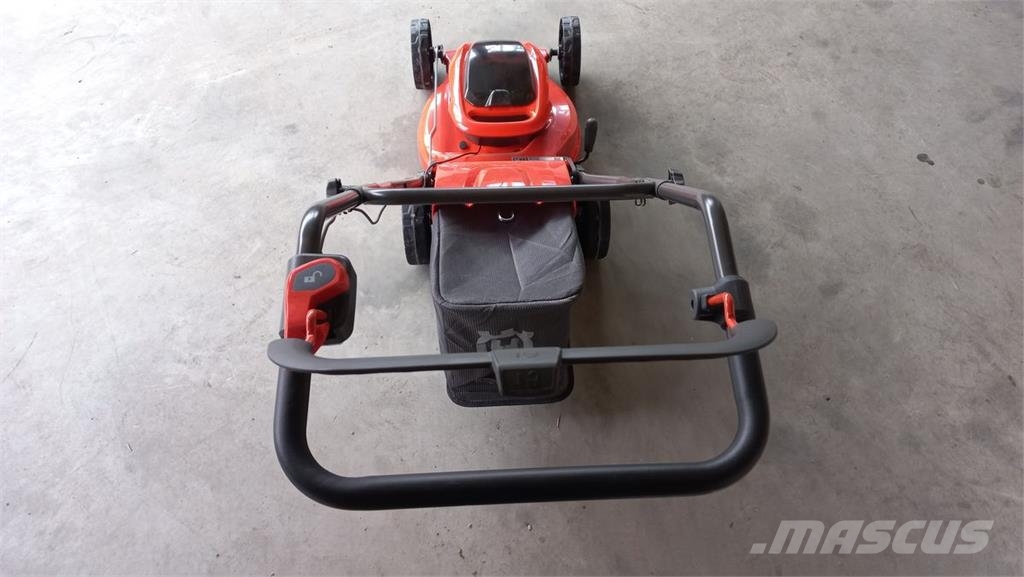 Husqvarna LC 137i Mauriņa traktors