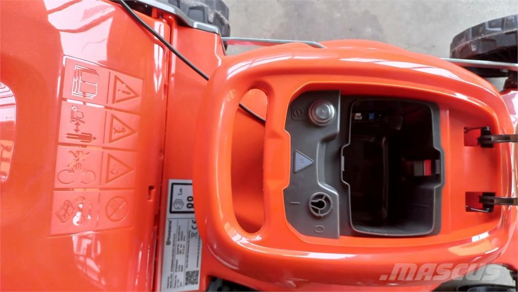 Husqvarna LC 137i Mauriņa traktors