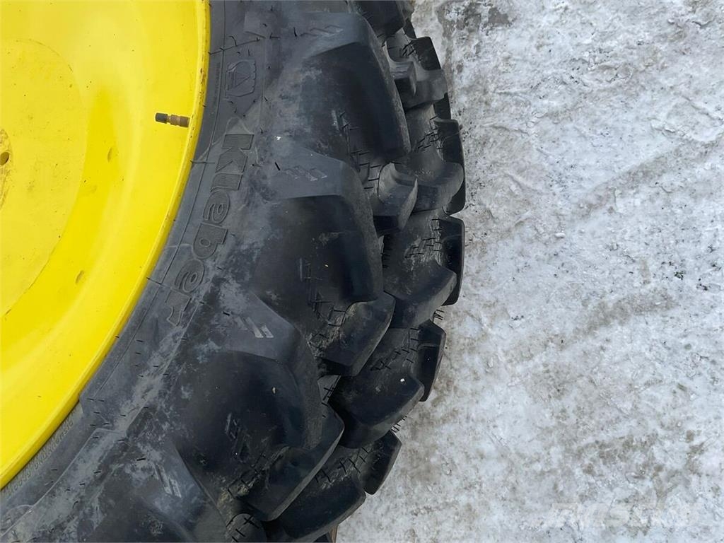 John Deere 320/95 R40 und 210/95 R 28 Tyres, wheels and rims