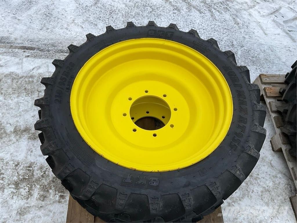 John Deere 320/95 R40 und 210/95 R 28 Tyres, wheels and rims