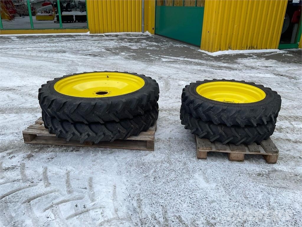 John Deere 320/95 R40 und 210/95 R 28 Tyres, wheels and rims