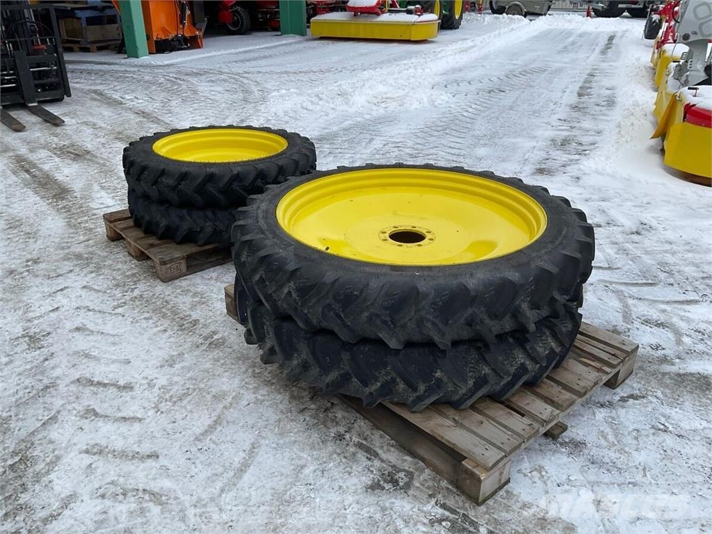John Deere 320/95 R40 und 210/95 R 28 Tyres, wheels and rims