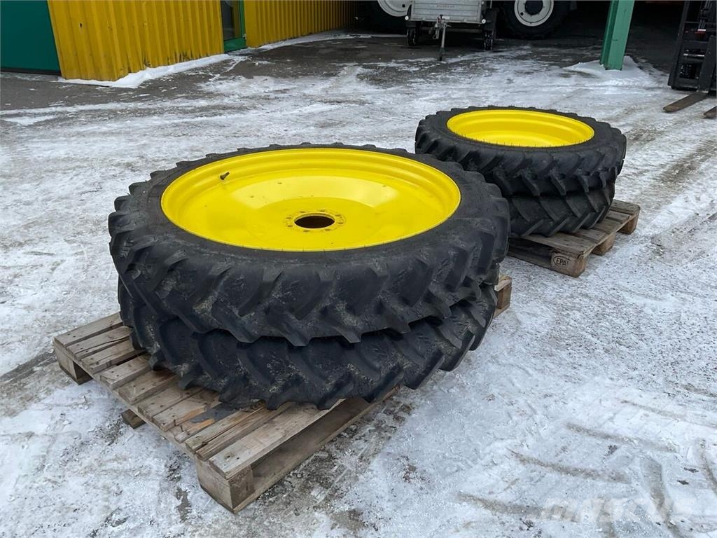 John Deere 320/95 R40 und 210/95 R 28 Tyres, wheels and rims