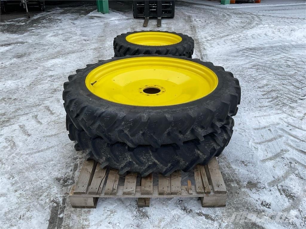 John Deere 320/95 R40 und 210/95 R 28 Tyres, wheels and rims