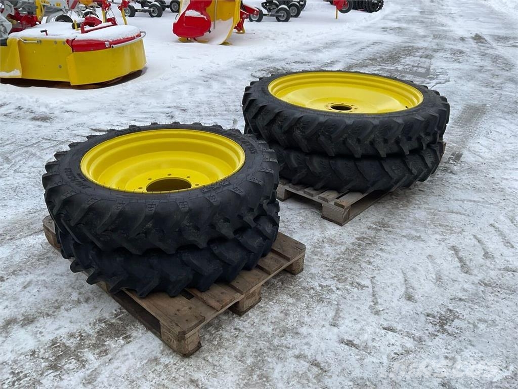 John Deere 320/95 R40 und 210/95 R 28 Tyres, wheels and rims
