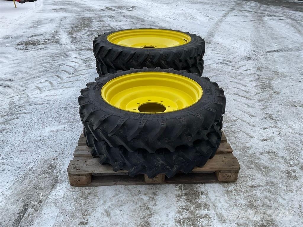 John Deere 320/95 R40 und 210/95 R 28 Tyres, wheels and rims