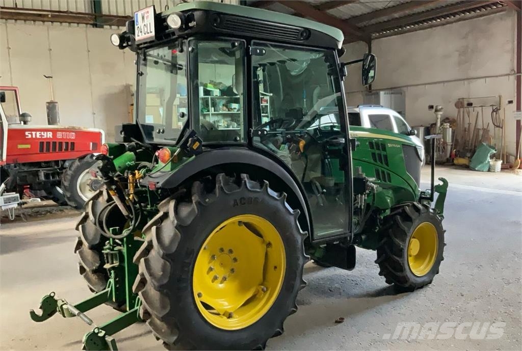 John Deere 5075 GN الجرارات