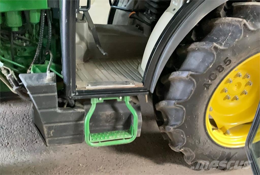John Deere 5075 GN الجرارات