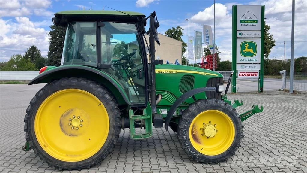John Deere 5820 Trattori