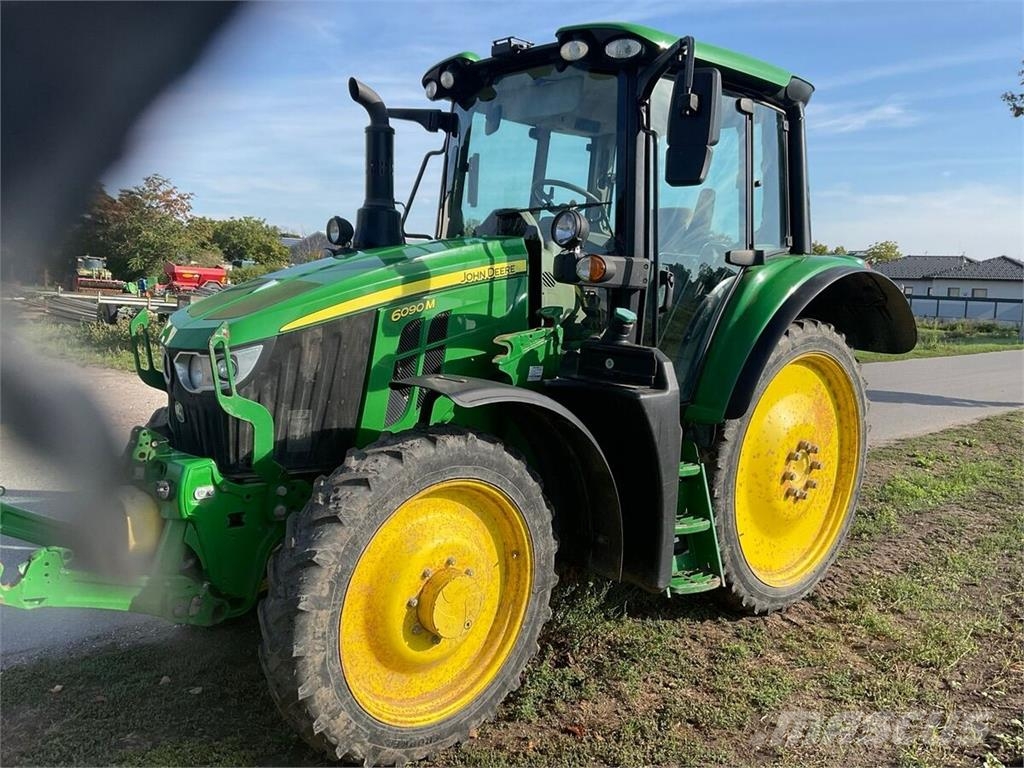 John Deere 6090M Traktorit