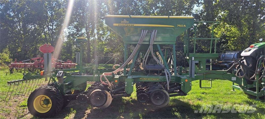 John Deere 750A ماكينات وملحقات زراعة أخرى