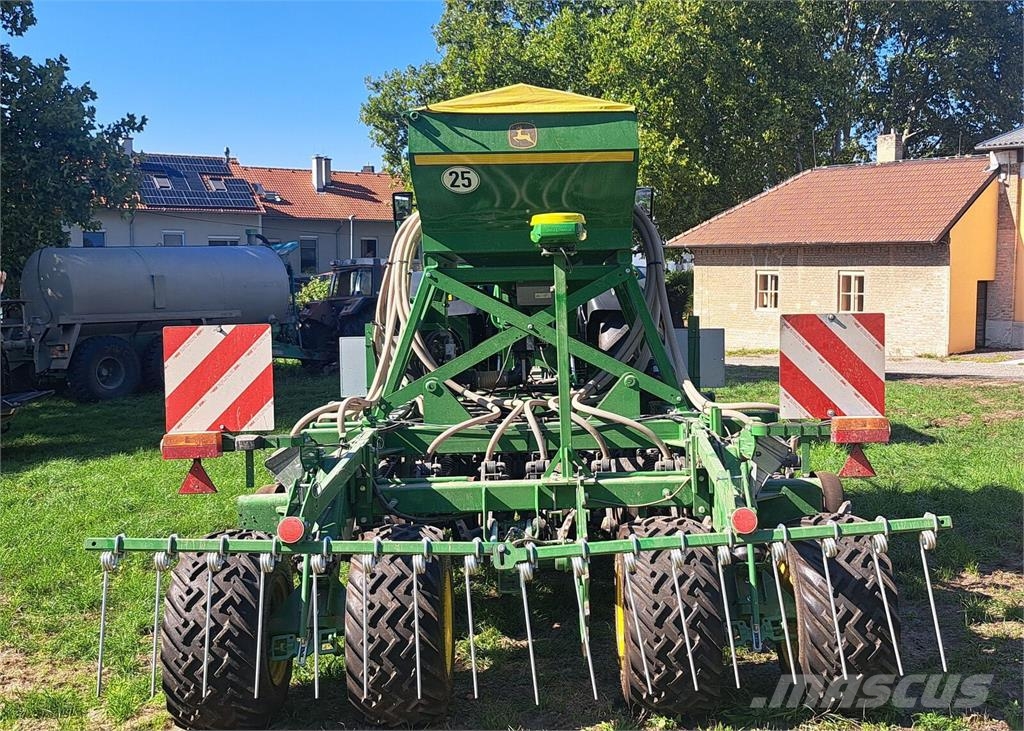 John Deere 750A ماكينات وملحقات زراعة أخرى