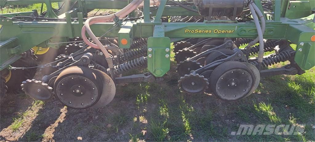 John Deere 750A ماكينات وملحقات زراعة أخرى