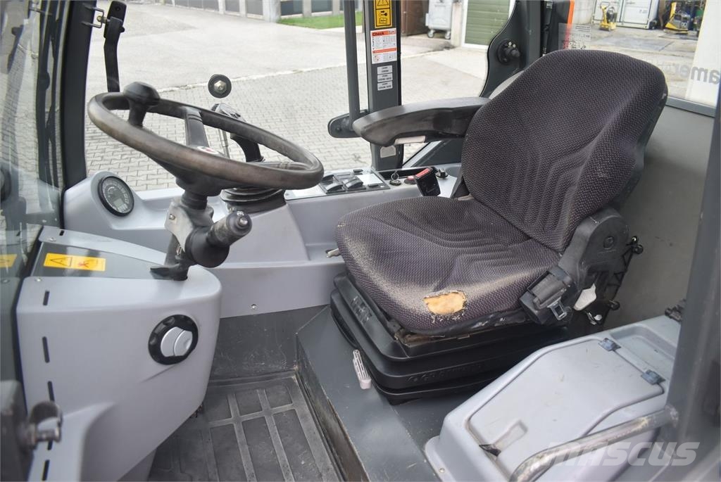 Kramer 750 Kolesni nakladalci