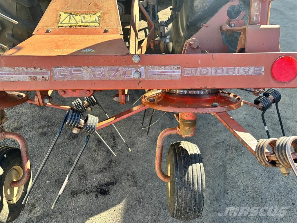 Kuhn GF 3701 مكابس وميبسات التبن
