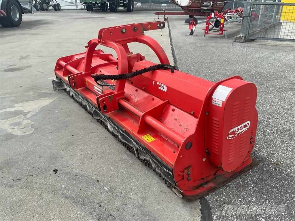 Maschio Bisonte 300 جزازات وأغطية المراعي