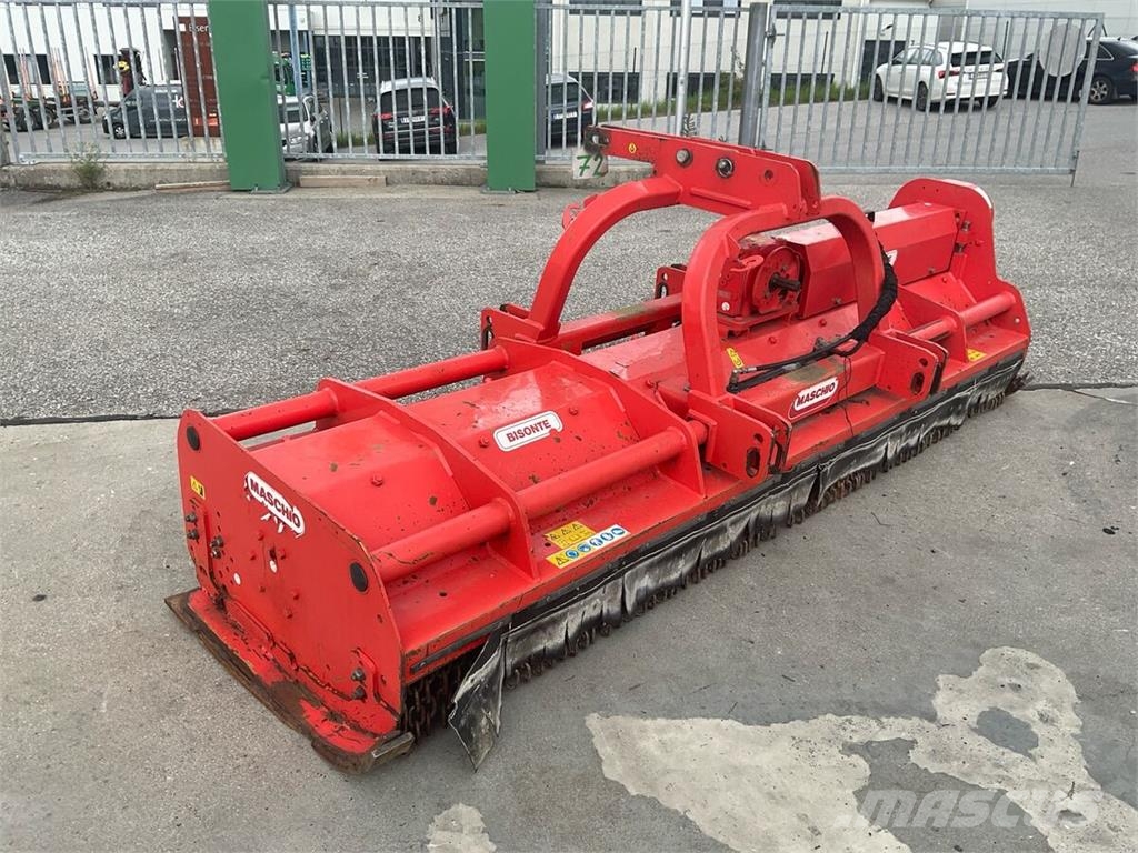 Maschio Bisonte 300 جزازات وأغطية المراعي