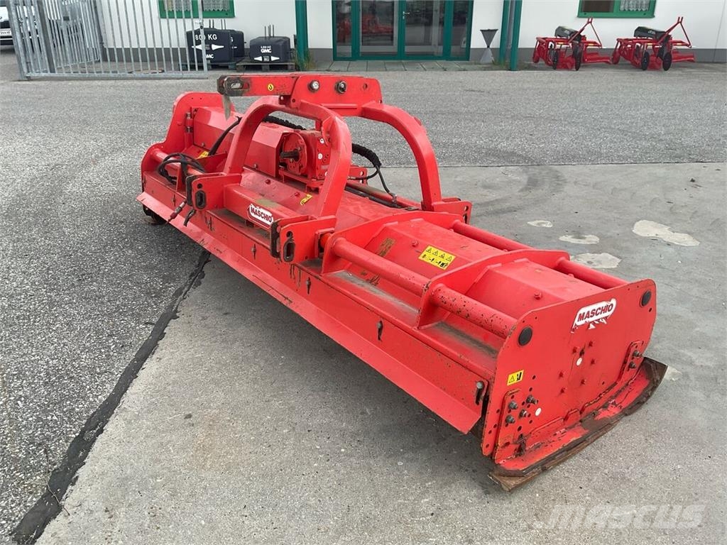 Maschio Bisonte 300 جزازات وأغطية المراعي