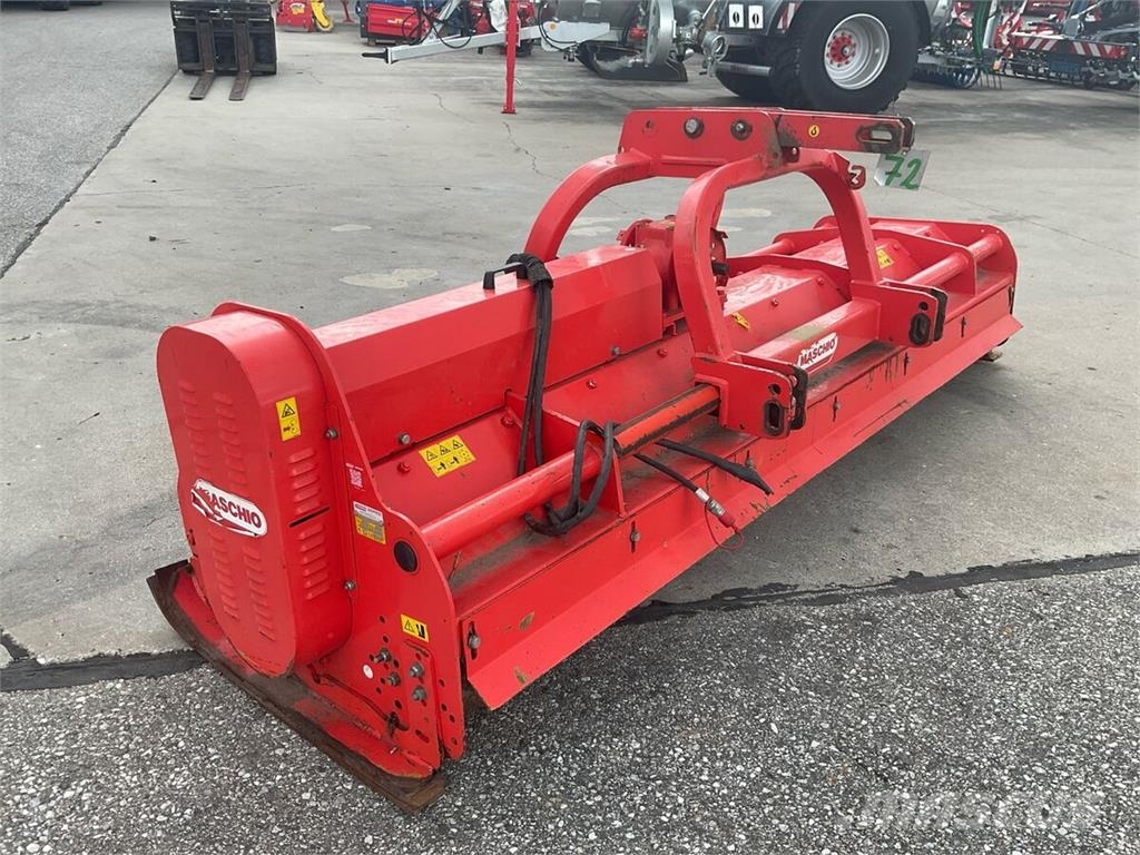 Maschio Bisonte 300 جزازات وأغطية المراعي