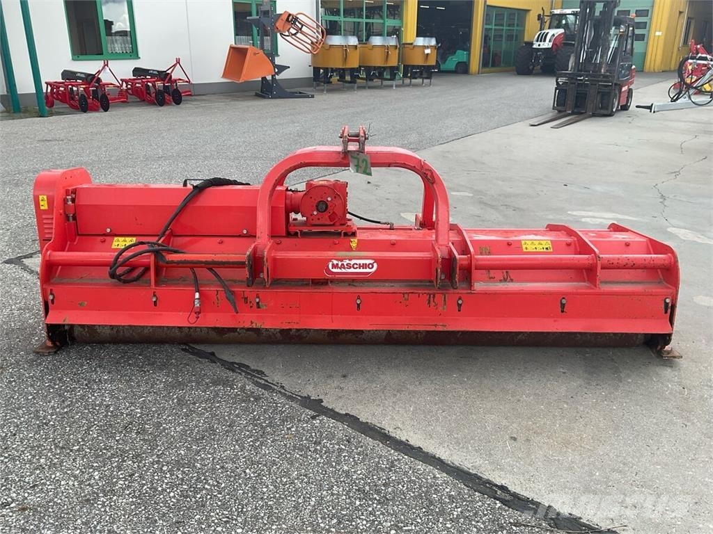 Maschio Bisonte 300 جزازات وأغطية المراعي