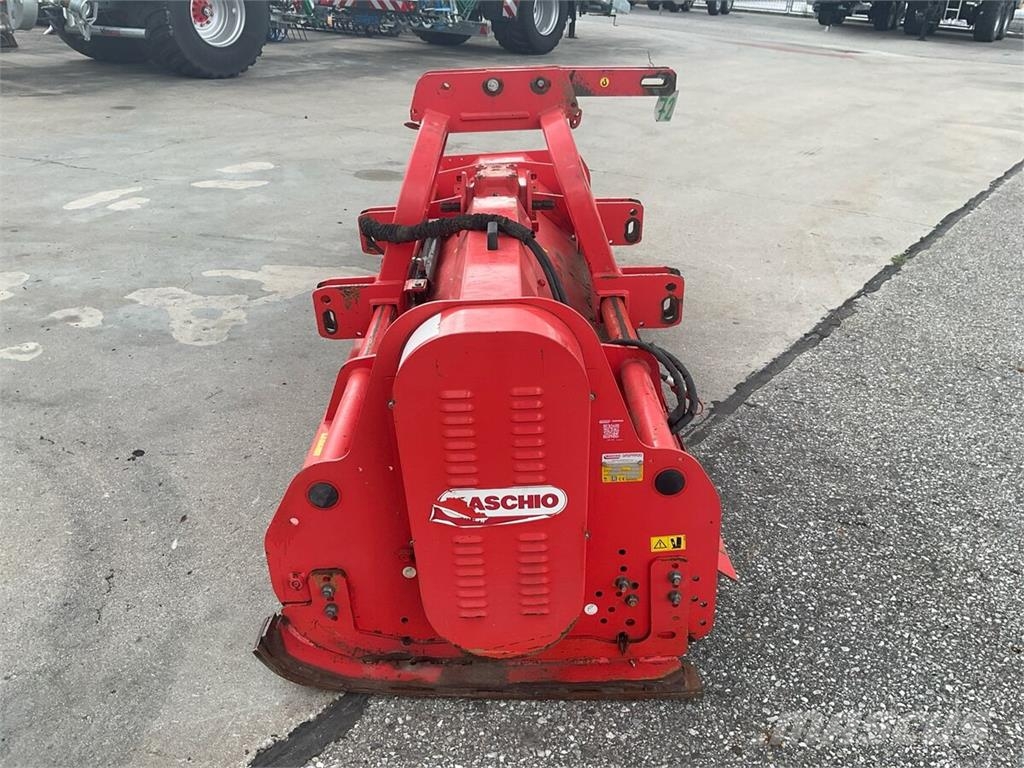 Maschio Bisonte 300 جزازات وأغطية المراعي