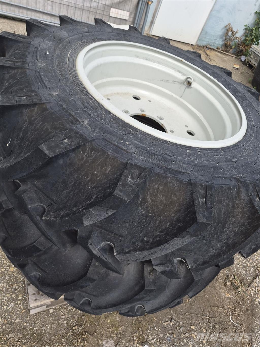 Nokian 20.8R38 & 16.9R28 Ruedas