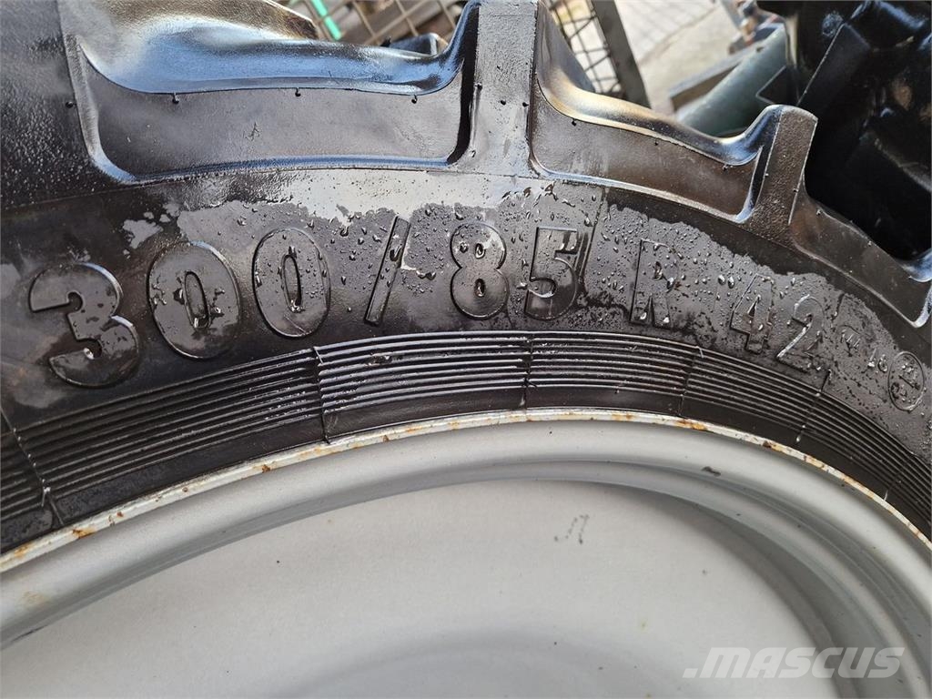 Steyr Profi Pflegebereifung 300/85/42 Шины и колёса