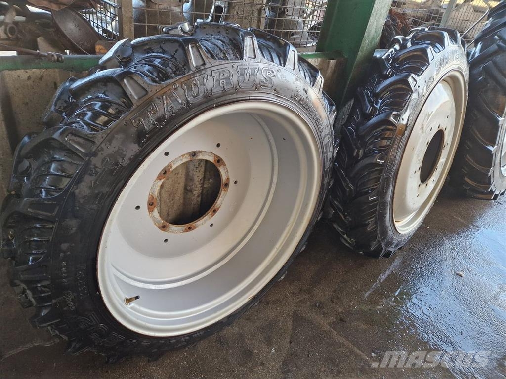 Steyr Profi Pflegebereifung 300/85/42 Шины и колёса
