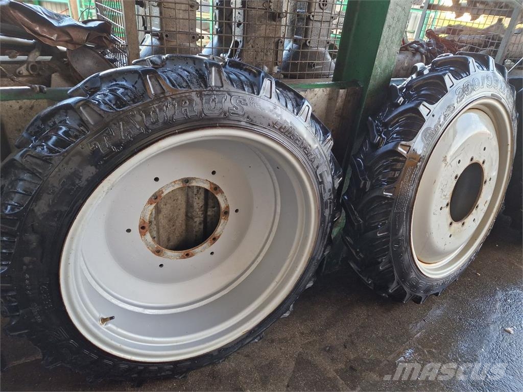 Steyr Profi Pflegebereifung 300/85/42 Шины и колёса