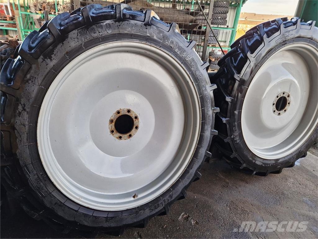 Steyr Profi Pflegebereifung 300/85/42 Шины и колёса