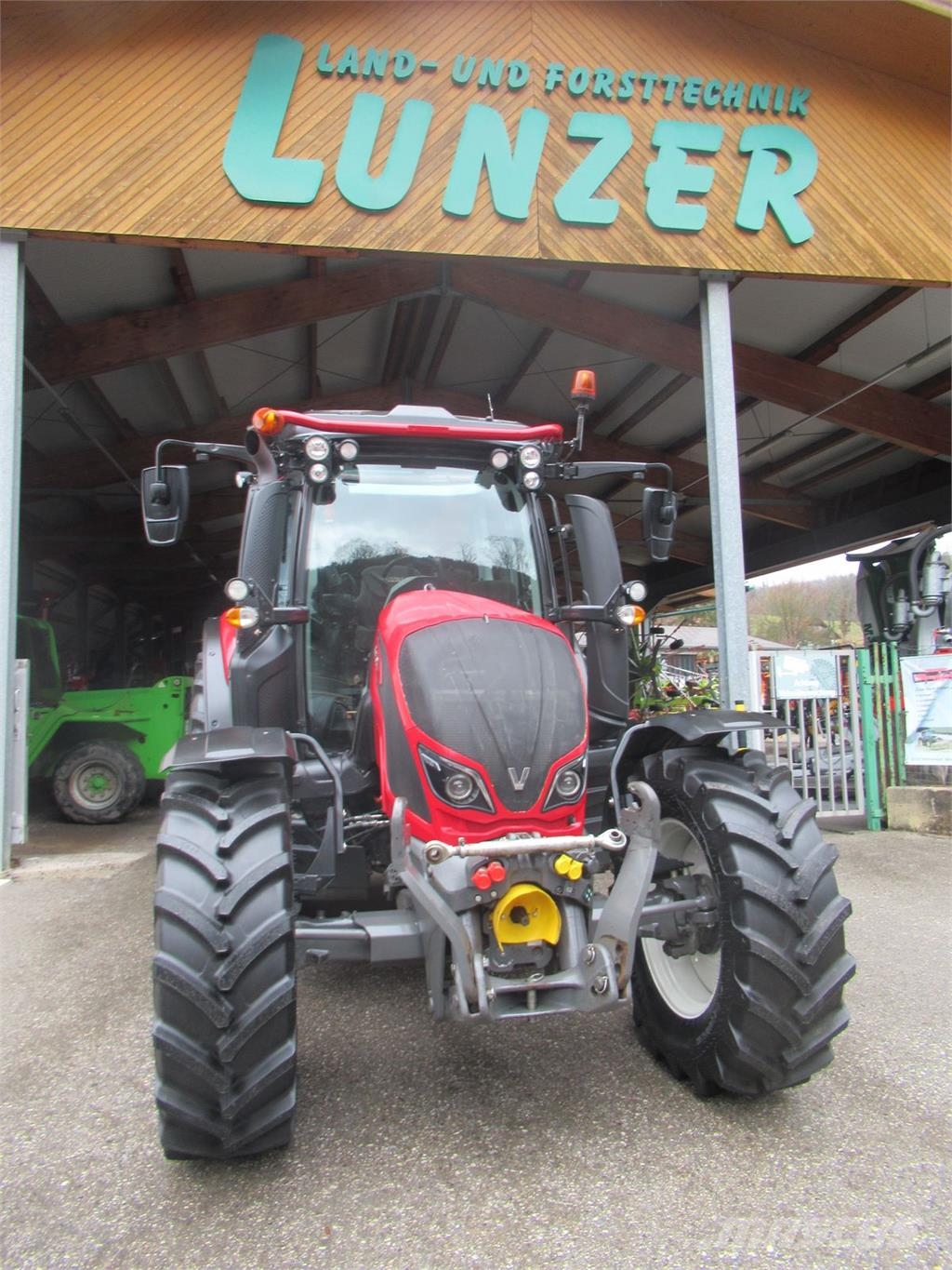 Valtra N134 (Stufe V) Traktory